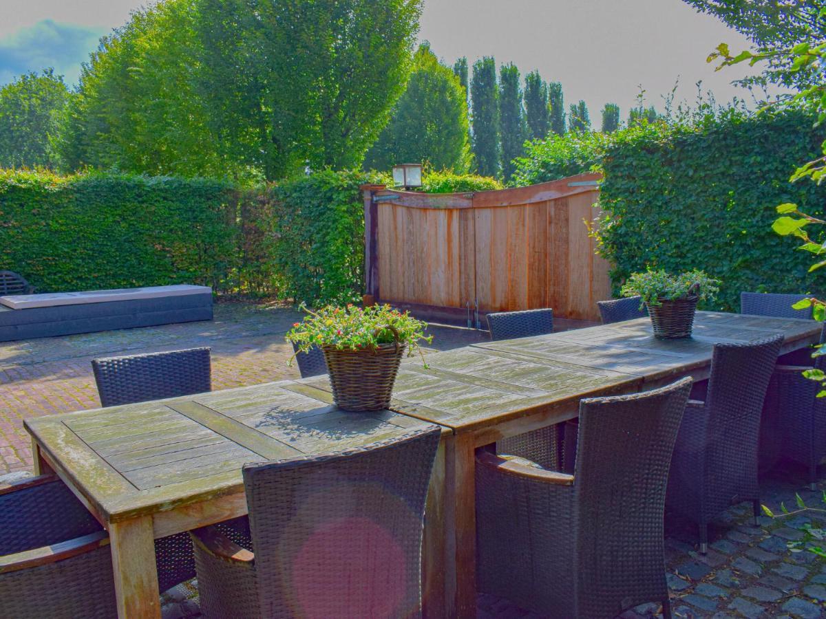 Unique Holiday Home With A Hot Tub Alphen  Exterior photo