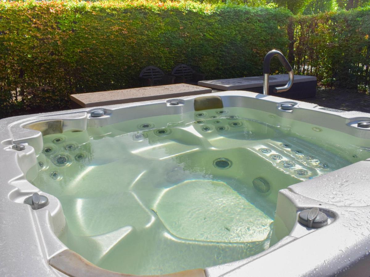 Unique Holiday Home With A Hot Tub Alphen  Exterior photo